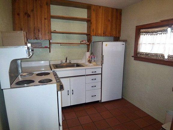 3rd image of 311 W 14th St