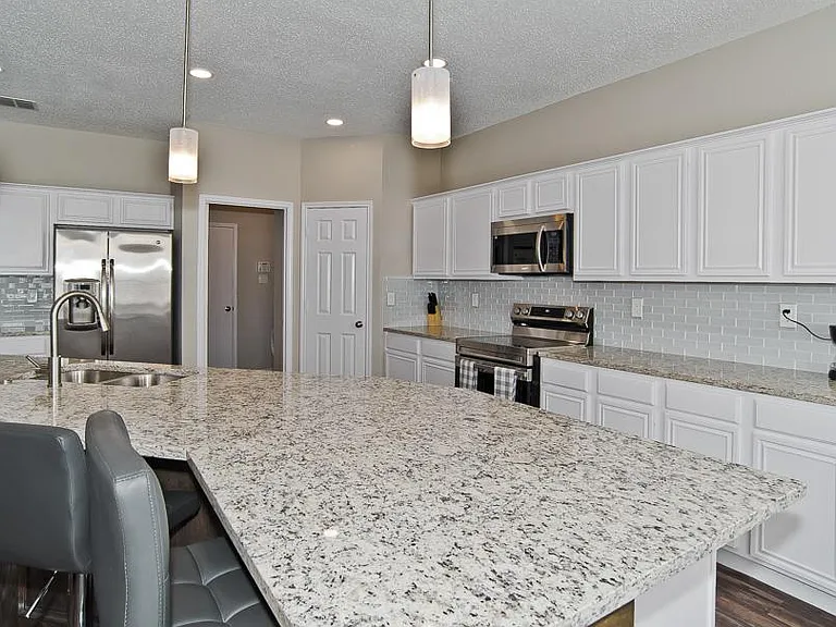Oakwood Cir — Photo 4