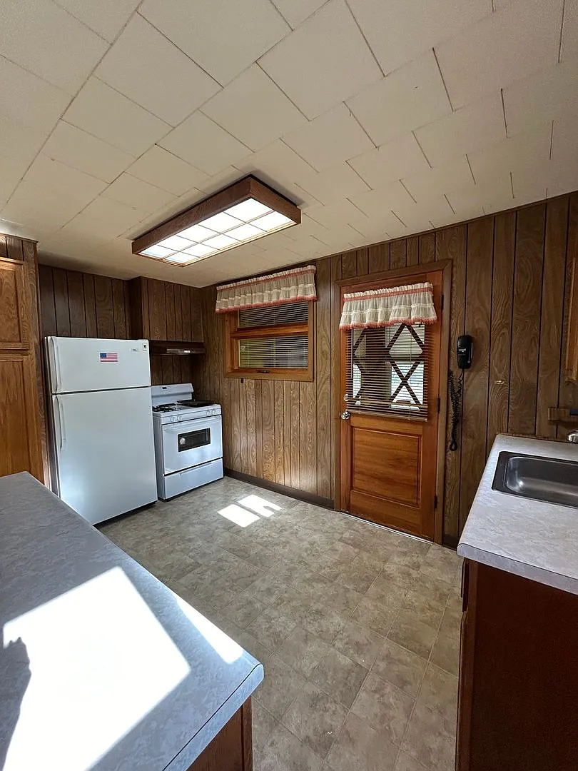 Spacious 4 bedroom Oswego Home!! — Photo 3