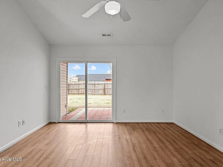 2511 Bradfield Ct — Photo 4