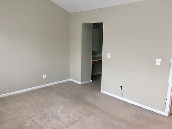 5th image of 1102 Somerset Knl