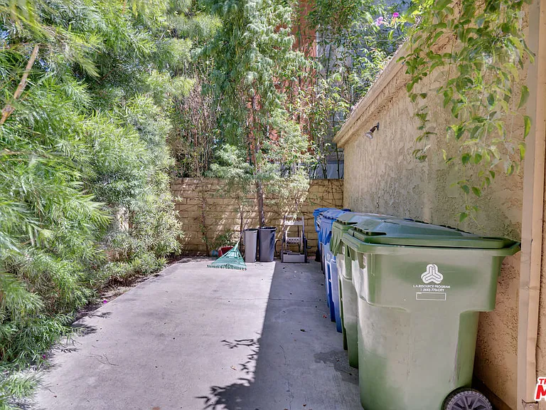 1902 Granville Ave — Photo 48