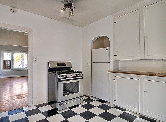 5th image of 2621 Collier Ave