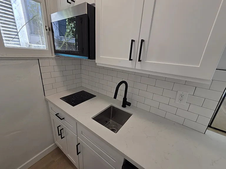 628 Veteran Ave #104 — Photo 9