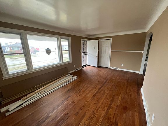 4th image of 25329 Pearl St