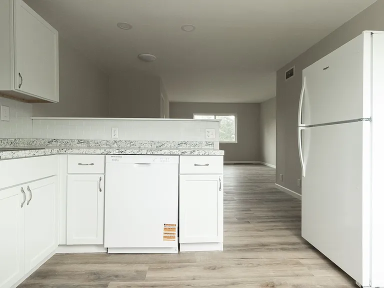 1724 E Broadway — Photo 12