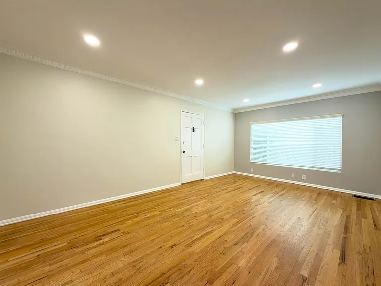 10428 Riverside Dr — Photo 3
