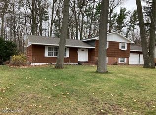 1121 Camelot Dr, Muskegon, MI 49445