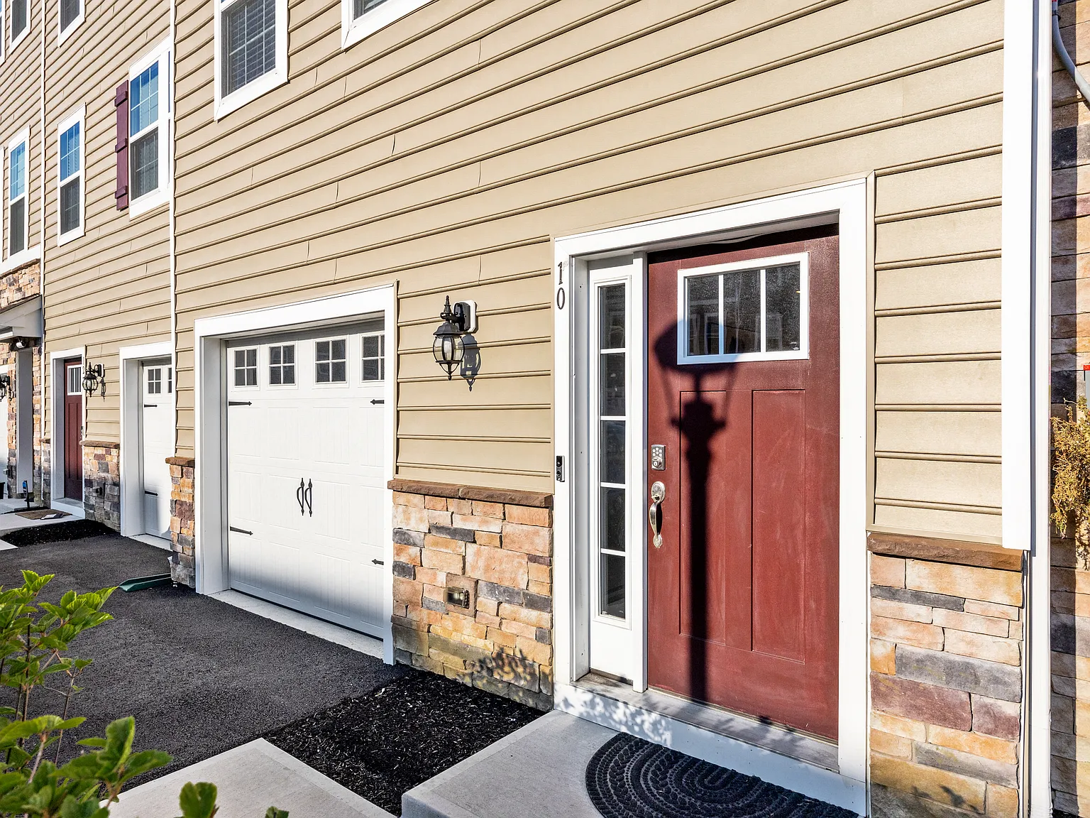 10 Venice Ln — Photo 2