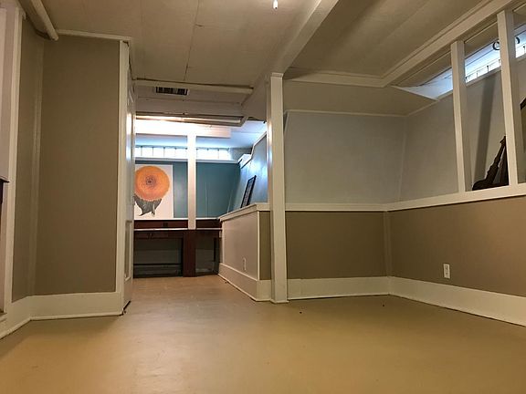 Large bedroom w/ Built in desk for office space