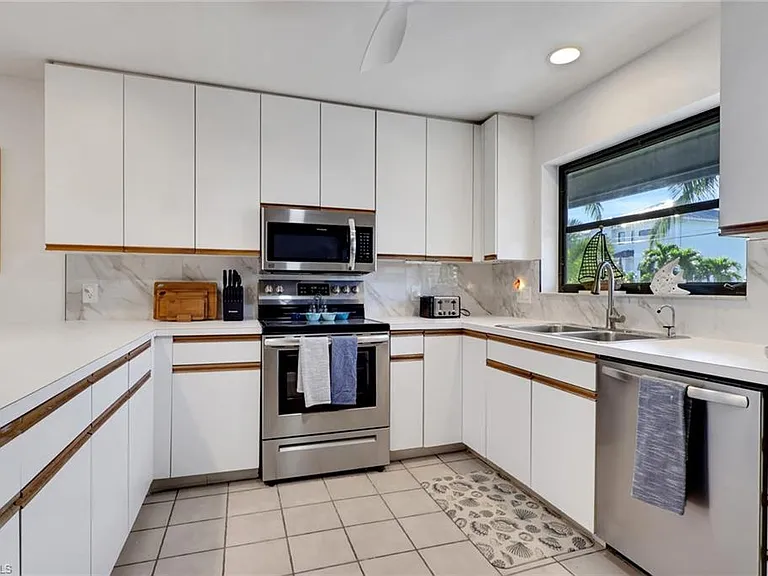 1282 Belaire Ct W — Photo 11