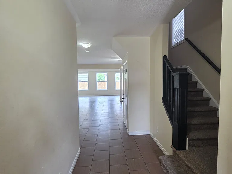 218 Tremaine Cres #MAIN - UPPER FLOORS — Photo 7