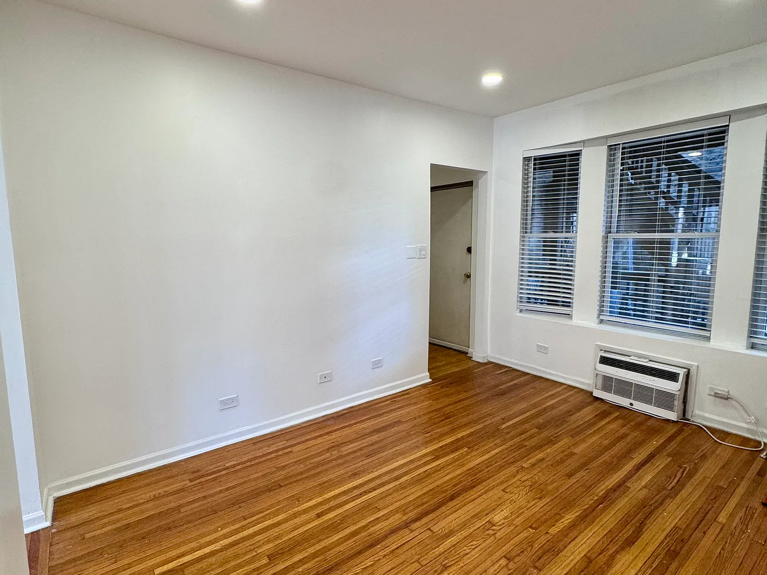 2 bed, 1000 sqft, $3,295 — Photo 1