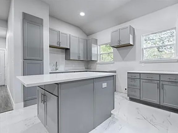 5th image of 1004 Grande Dr