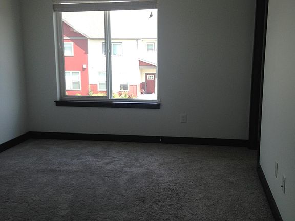 4th image of 1075 Twin Lakes Ave
