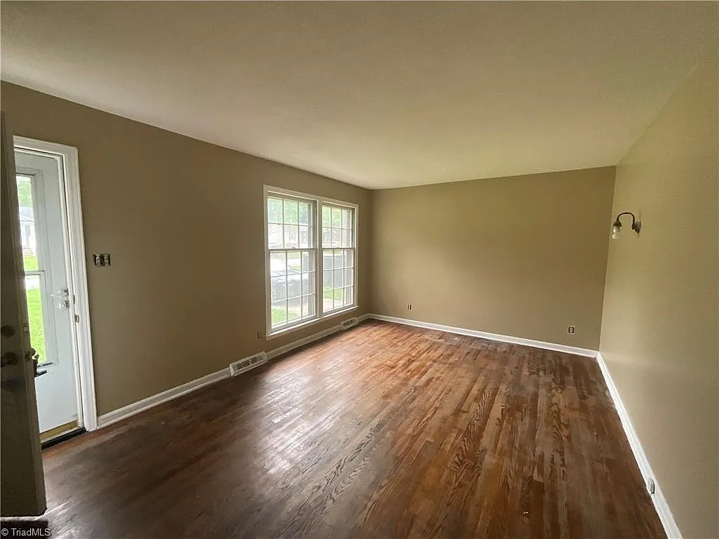 3 bed, 1.5 bath, 1221 sqft, $1,595 — Photo 3
