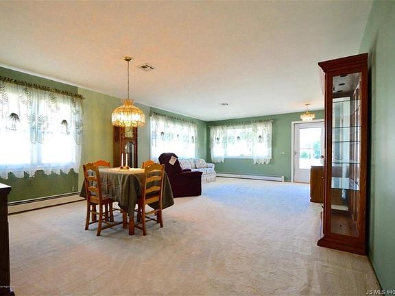 4th image of 24 Woodstock Dr
