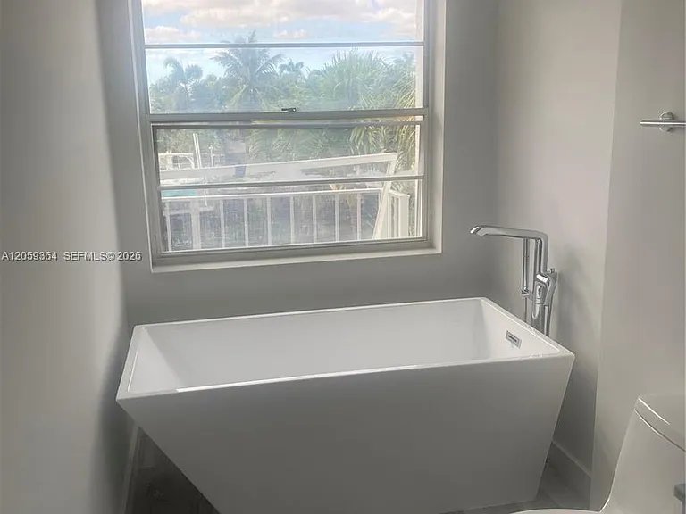 613 NE 26th Ave #613 — Photo 14
