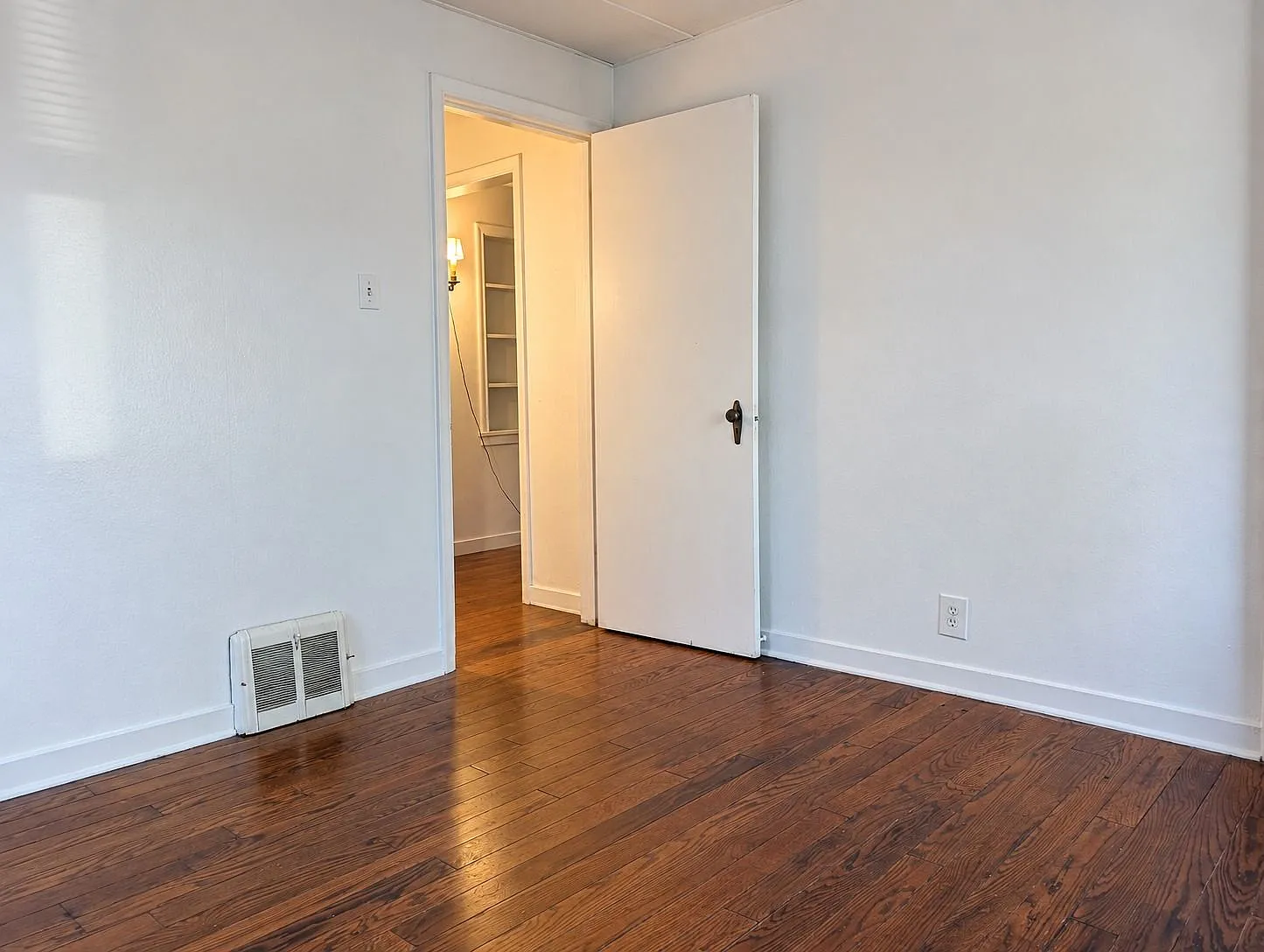 2 Bed 1 Bath Walking Distance to ND — Photo 4