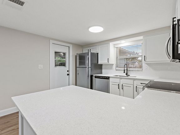 3rd image of 7811 Ilex Dr