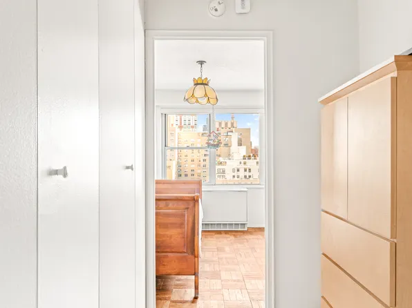 301 East 75th Street image 3 of 7