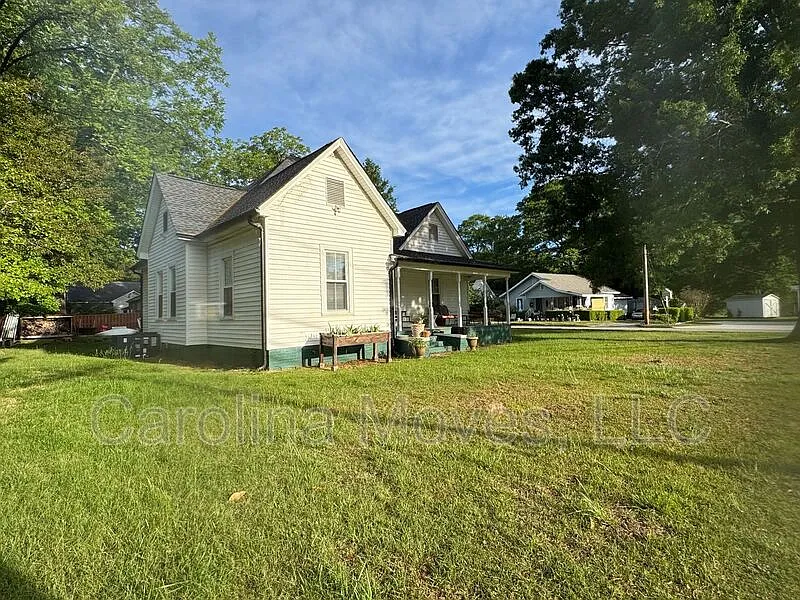 3 bed, 2.0 bath, 1824 sqft, $1,699 — Photo 2
