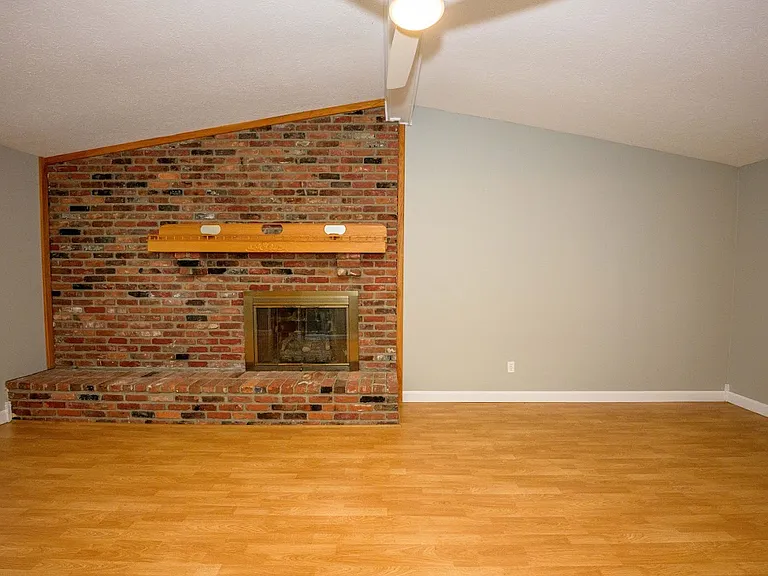 226 Carey Ln — Photo 2