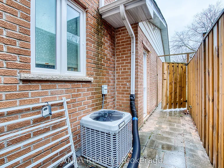 37 Allangrove Cres #BASEMENT — Photo 12