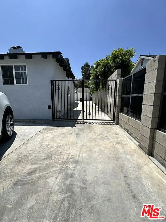 3 bed, 2.0 bath, 2044 sqft, $5,800 — Photo 2
