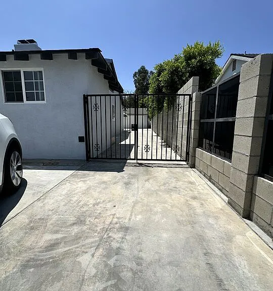 14552 Runnymede St — Photo 2