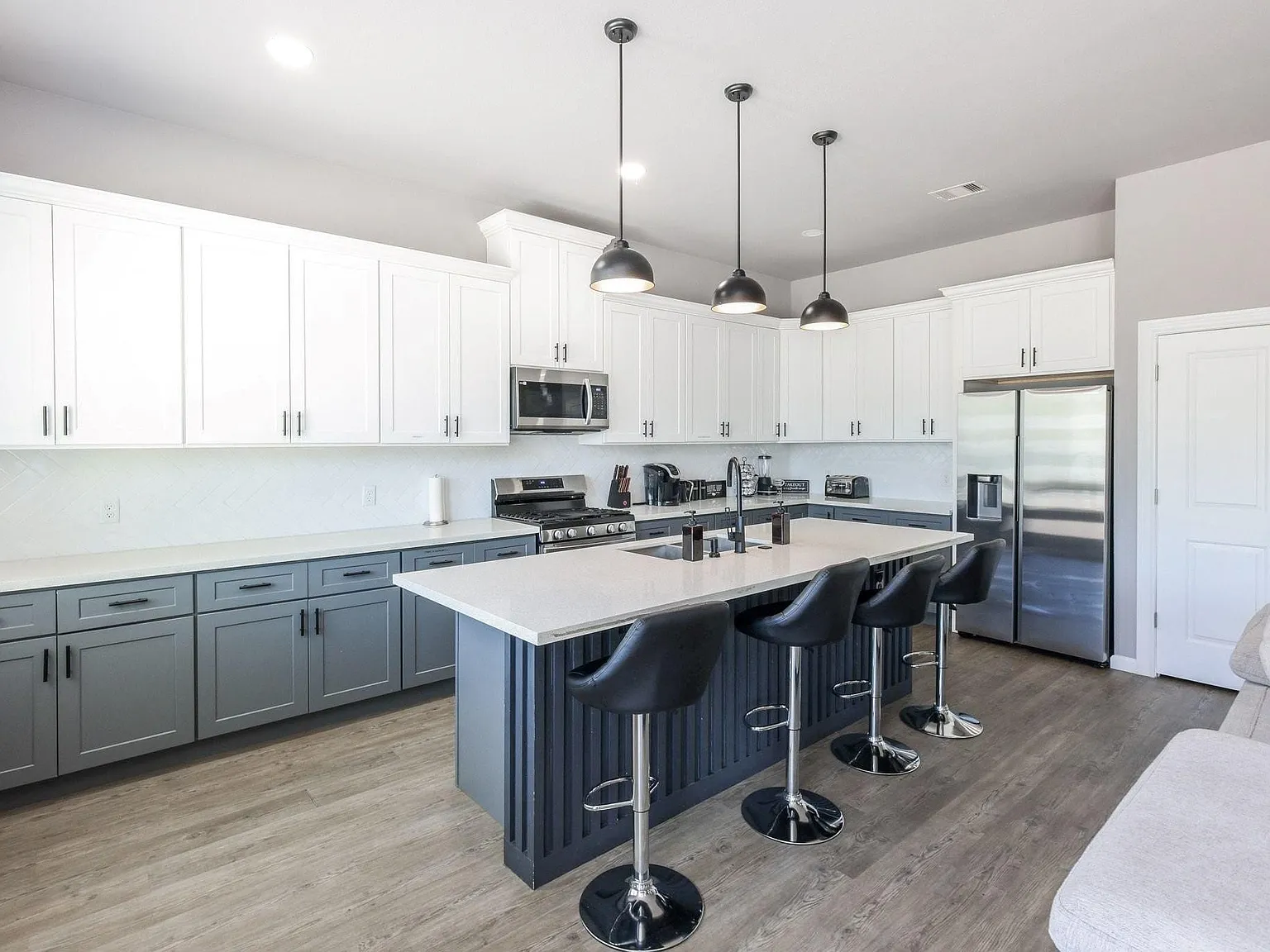 3 bed, 2.0 bath, 1707 sqft, $2,300 — Photo 2