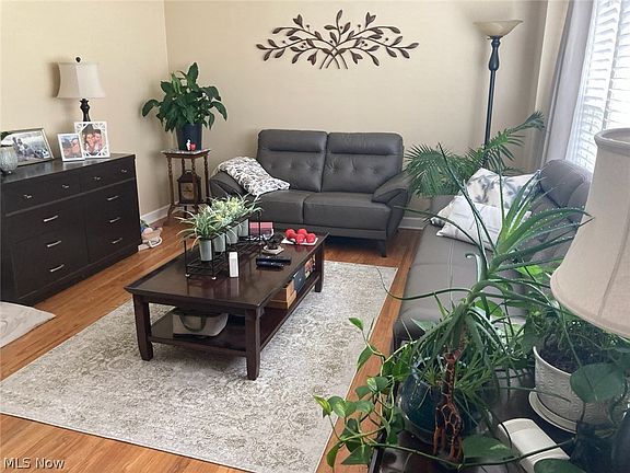 3rd image of 561 Crescent Dr