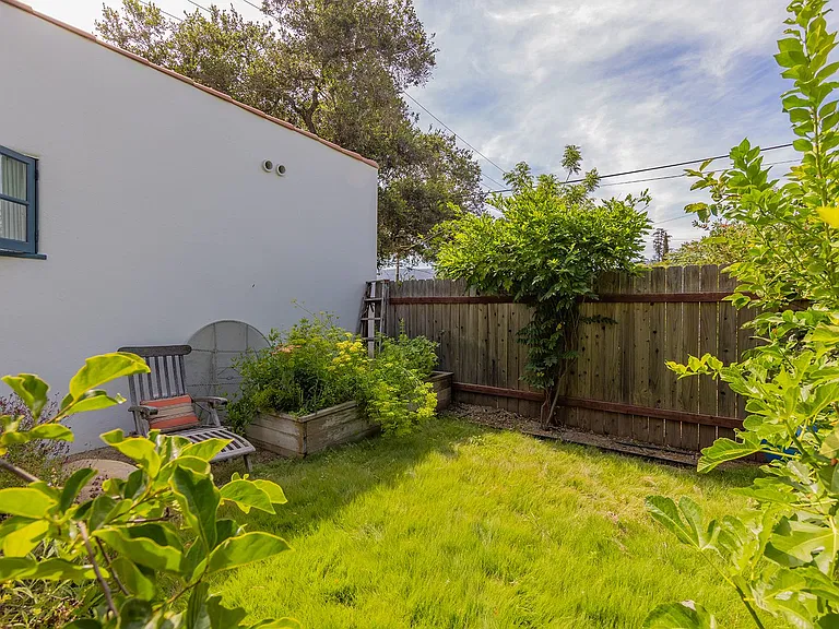 112 E Summer St — Photo 20