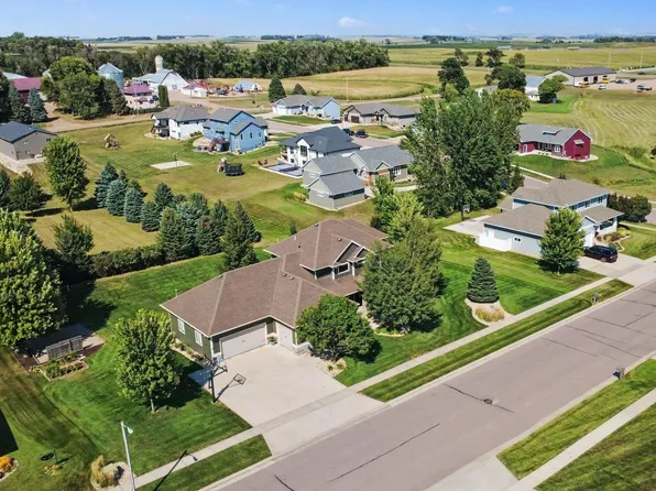 906 Tee Off Trl, Dell Rapids, SD 57022