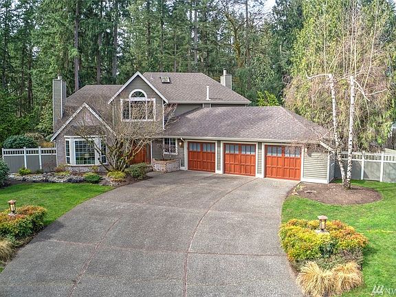 This is truly a one of a kind home where you'll feel a million miles away yet still enjoy convenient access to freeways, SeaTac airport, hospital, major retail, dining and business hubs. Award-winning Issaquah School District! The updated garage doors provide an elegant facade and gorgeous pop of color.