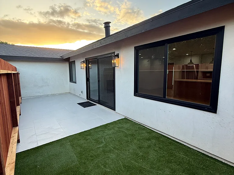 23432 Victory Blvd — Photo 10