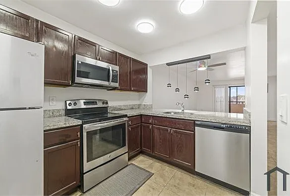 2 bed, 956 sqft, $2,475 — Photo 3