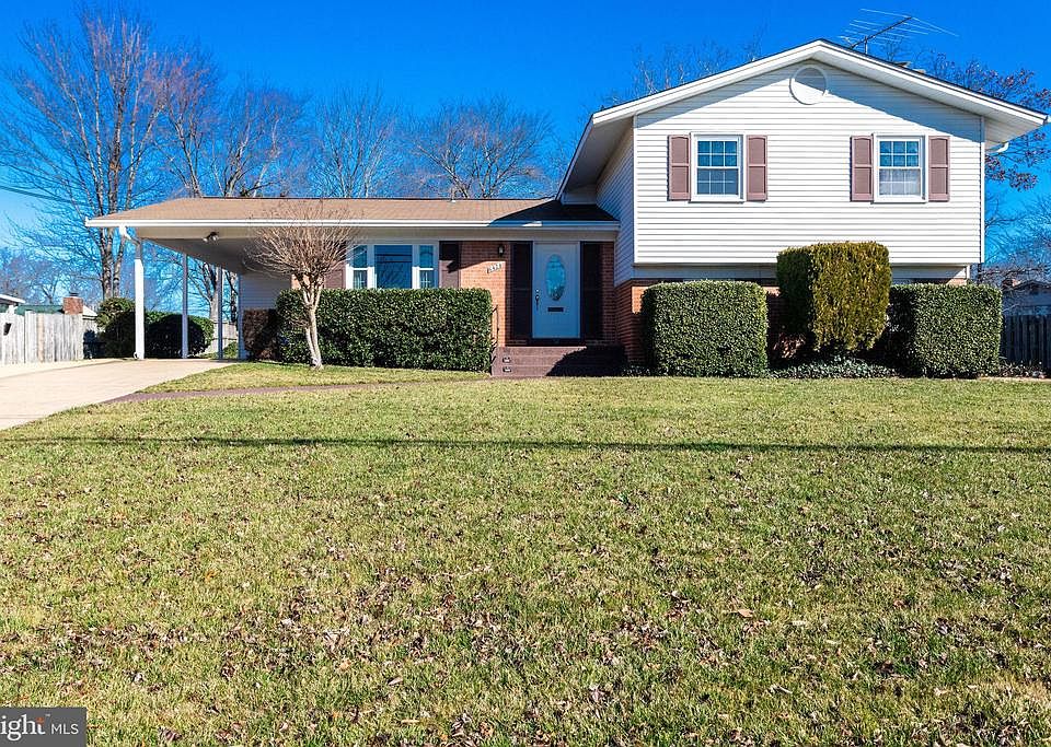 Lovely split level home w/ convenient carport