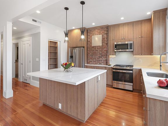 5th image of 375 Hermann St