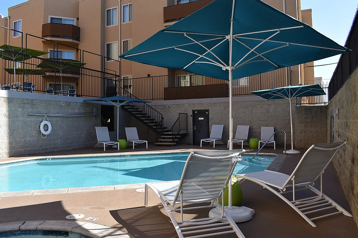 Encino Palms Apartments — Photo 1