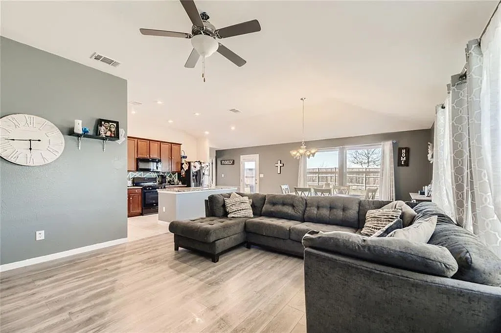 3 bed, 2.0 bath, 1700 sqft, $2,195 — Photo 3