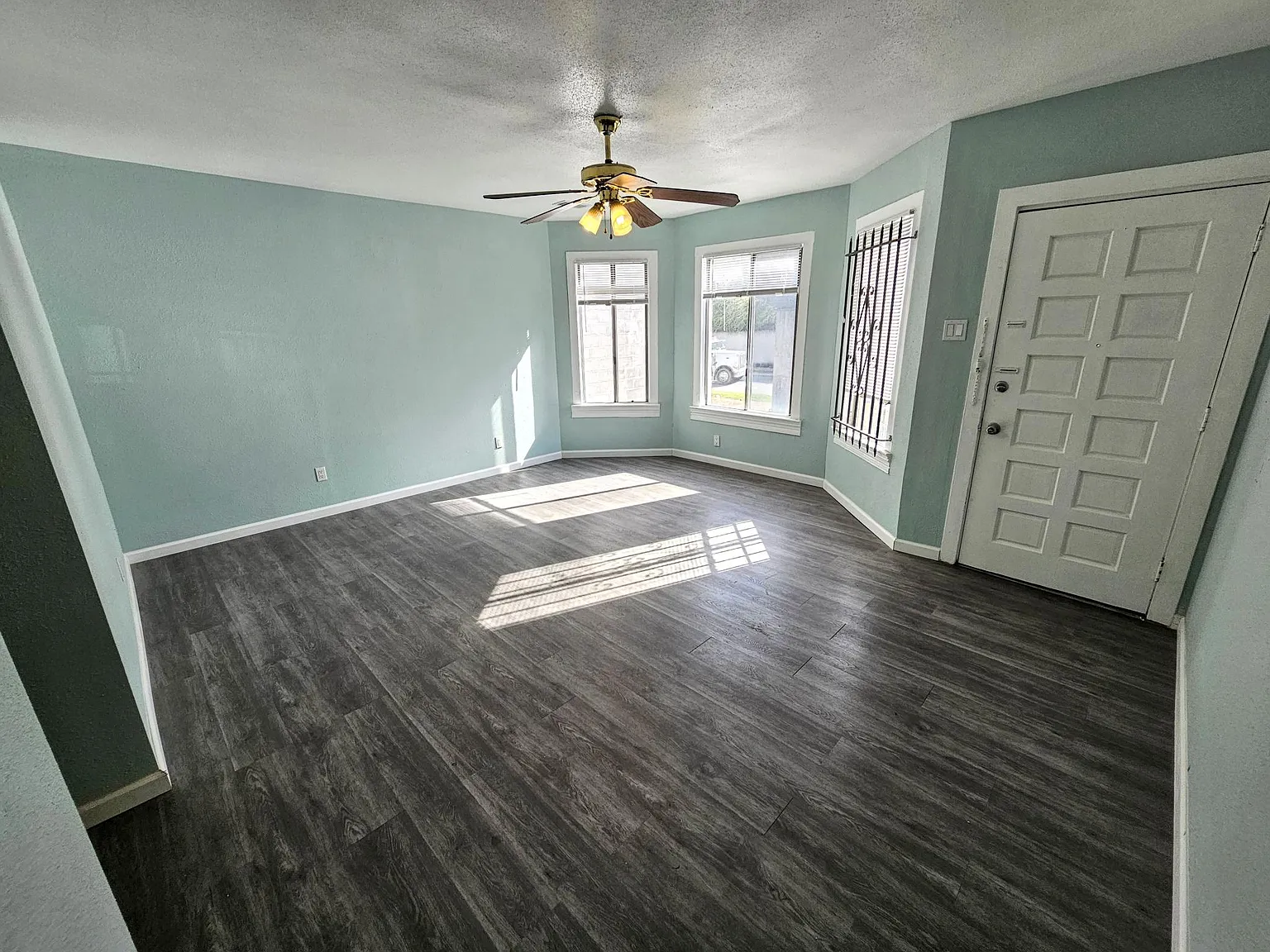3 bed, 1.5 bath, 1200 sqft, $3,100 — Photo 1