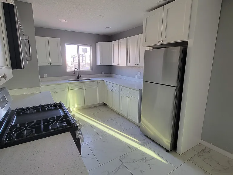 430 Corregidor Ave #B — Photo 10