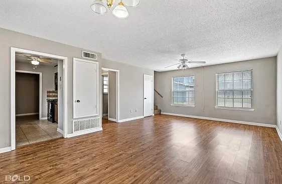 121 Carriage Square Dr — Photo 2