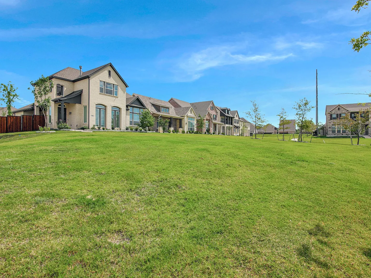 3 bed, 2.5 bath, 2407 sqft, $3,500 — Photo 4