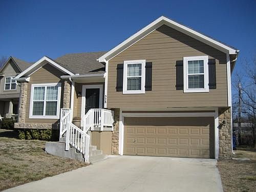 1st image of 528 NW Fox Hollow Ln