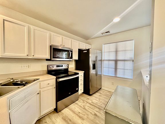 3rd image of 7720 Averette Field Dr