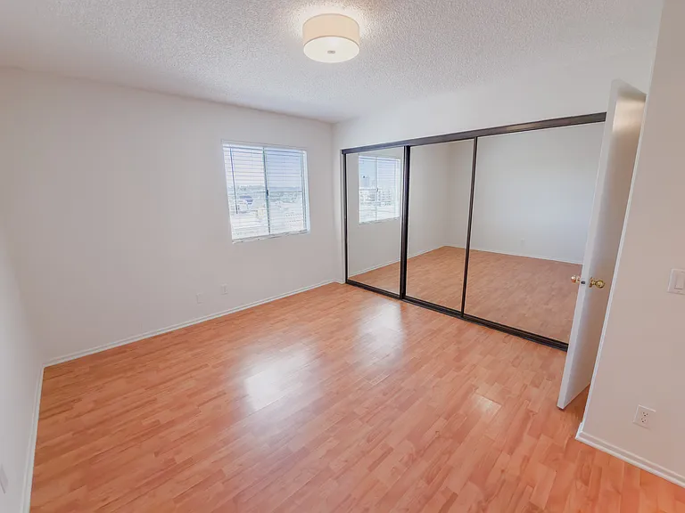 918 W College St #210 — Photo 18