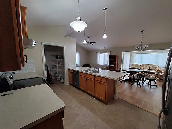 5th image of 2165 Waterbury Ln E