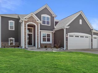 5672 S Fox Tail Ct, New Berlin, WI 53151